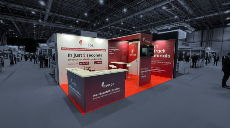 Stand modulaire locatif 6mx3m Epios arche réserve comptoir L moquette rouge écran 43 pouces adaptable salons