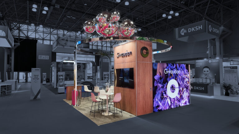 Stand modulaire pour Givaudan au salon NYSCC avec une réserve haute, un caisson lumineux