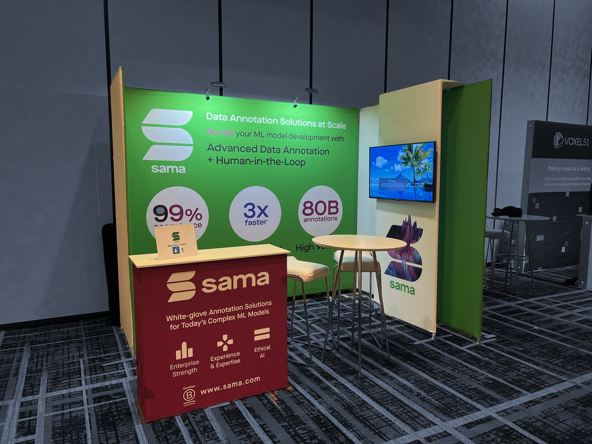 Stand tubulaire portable Sama salon Auto AI San Francisco support TV comptoir solution clé en main installation démontage transport logistique road show