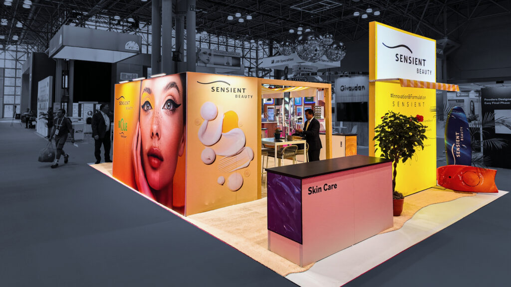 Stand exposition Sensient NYSCC Javits Center New York ambiance plage sable vagues lightbox photocall expérience immersive unique cosmétique